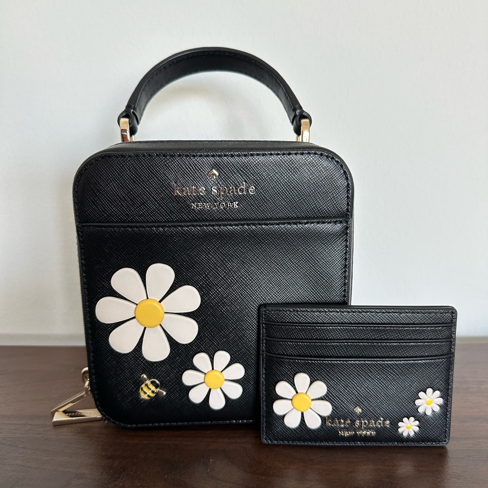Kate Spade New York
DAISY FLOWER VANITY CROSSBODY BAG & CARD HOLDER
